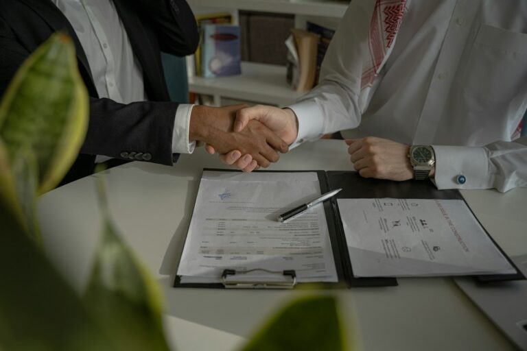 اجتماع عمل لمناقشة المستندات والعقود ومقارنة عروض العمل